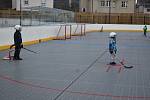 Malí hokejisté trénují na hokejbalovém hřiště, které je vedle zimního stadionu.