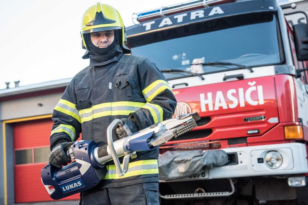 Dobrovolní hasiči z Rumburku mají nové vyprošťovací zařízení, funguje na  baterie - Děčínský deník