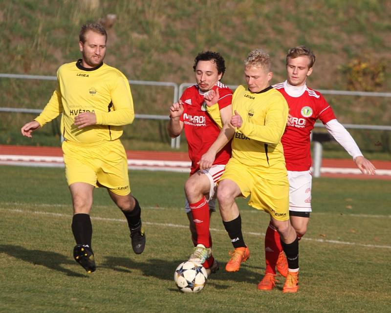 JASNÁ ZÁLEŽITOST. Fotbalisté Rumburka (ve žlutém) porazili doma Bohušovice 7:0.