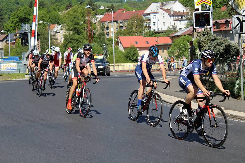 Start závěrečné etapy Závodu míru juniorů v Benešově nad Ploučnicí.