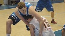 PARÁDA! Děčínští basketbalisté (v bílém) porazili v posledním letošním utkání pražský USK.