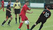 SOUBOJ O ČELO III. třídy vyzněl pro Březiny (v červeném), které porazily Bynovec 6:0.