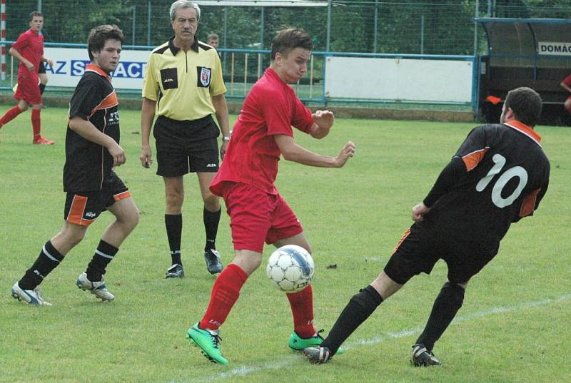 SOUBOJ O ČELO III. třídy vyzněl pro Březiny (v červeném), které porazily Bynovec 6:0.