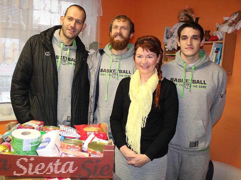 Děčínští basketbalisté přivezli do azylového domu potravinovou sbírku.