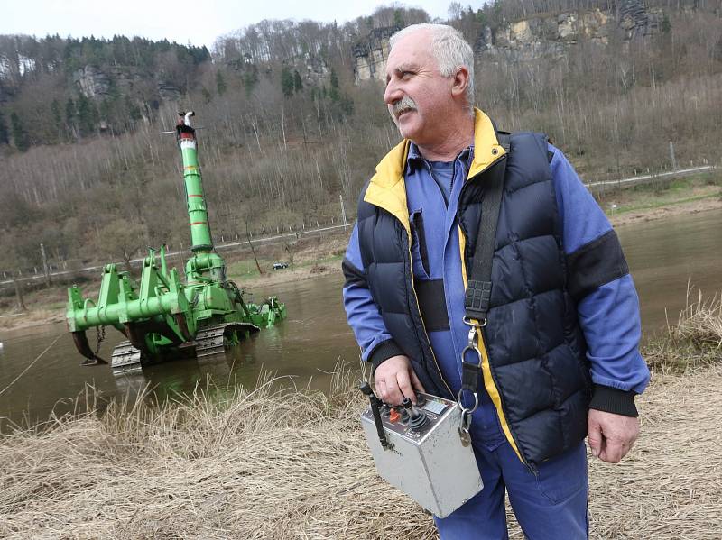 Roman Dobrý obsluhuje podvodní buldozer Komatsu již dvanáct let.