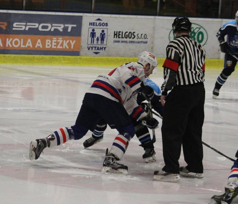 DEBAKL. Děčínští hokejisté doma vybouchli proti Vrchlabí, prohráli 2:11.