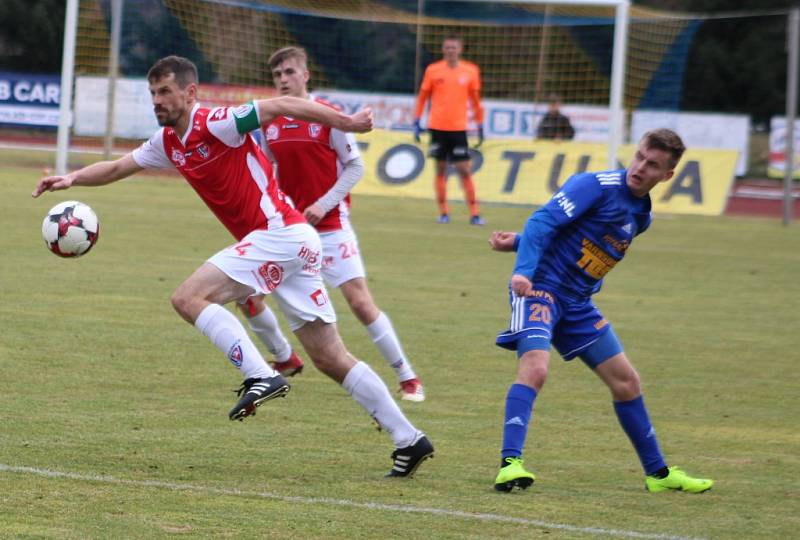 FOTBALOVÉ JARO ZAČALO. Varnsdorf (v modrém) doma přivítal Pardubice.