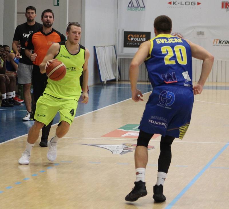 PŘÍPRAVA. Basketbalisté Děčína (žlutá) doma přivítali Ústí nad Labem.