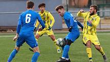 VÍTĚZSTVÍ. Fotbalisté Varnsdorfu (ve žlutém) v domácím prostředí porazili Liberec B 4:2.