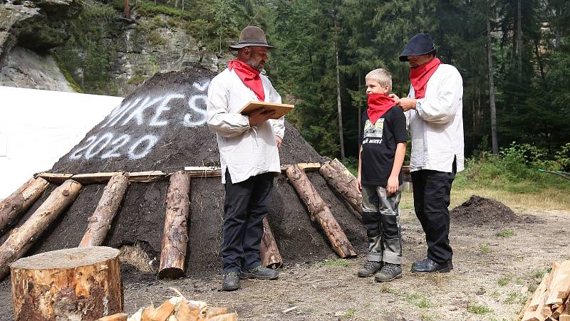 U Dolského mlýna na Jetřichovicku proběhlo tradičně zapálení uhlířského milíře.