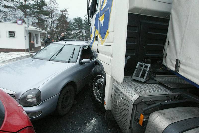 Střet kaminu, dodávky a dvou osobních vozidel si vyžádal smrt 24letého řidiče dodávky. 