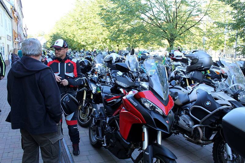 V sobotu se nejen na Mostecku uskutečnila spanilá jízda motorkářů UniRiders, která finančně pomohla třem těžce nemocným dětem.