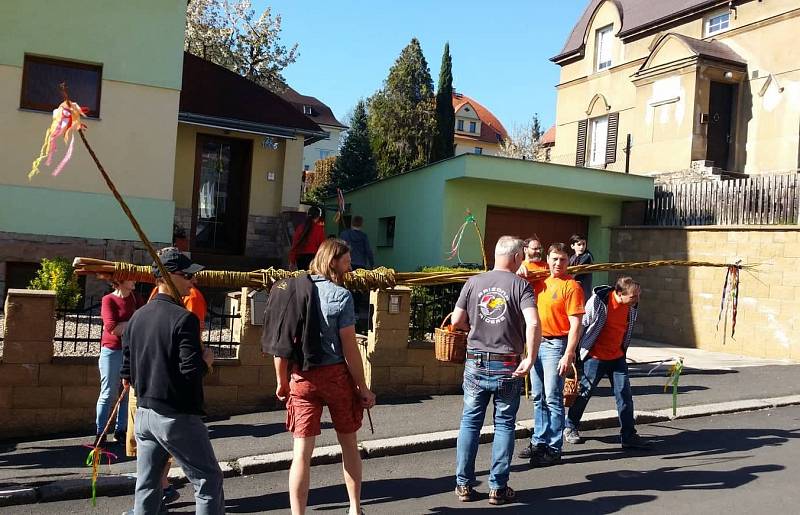 V Děčíně upletli obří, šest a půl metru dlouhou pomlázku