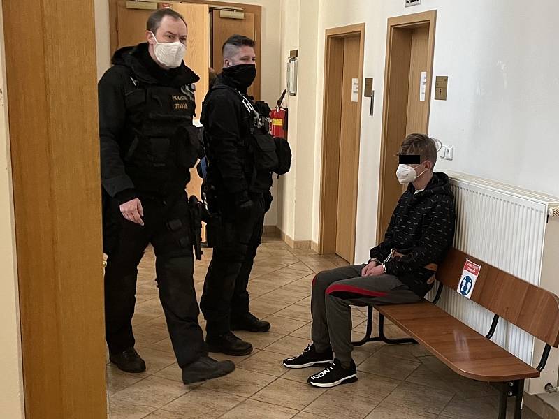 Okresní soud v Děčíně uvalil vazbu na 18letého a 15letého chlapce, jsou podezřelí z vraždy 13letého chlapce. Na snímku starší z chlapců.