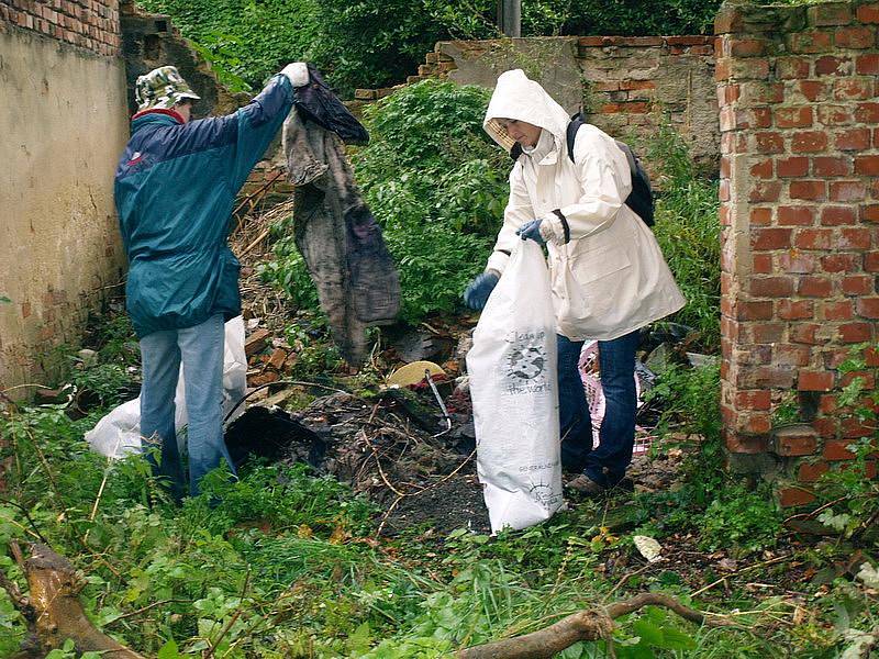 Úředníci oblékli montérky a šli uklízet