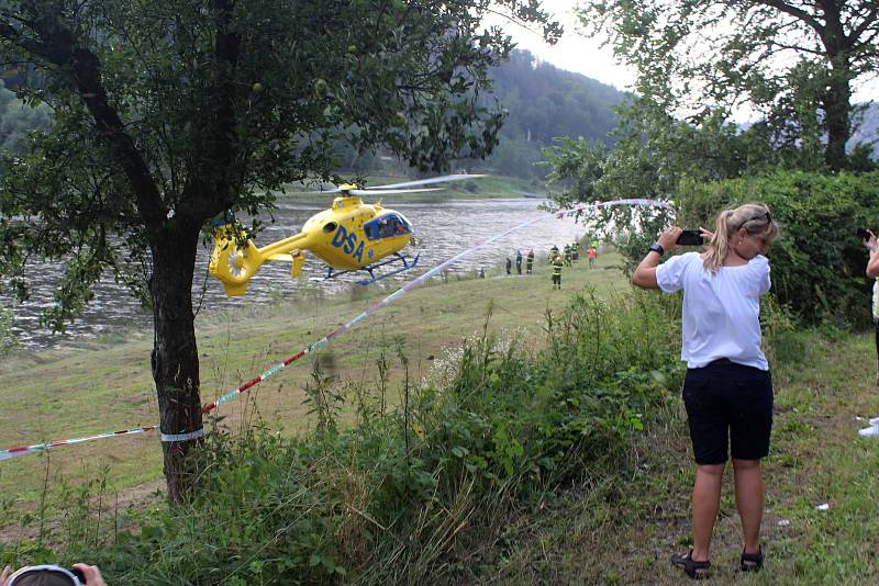 Nácviku záchrany lidí z plného vlaku se na česko - německé hranici zúčastnili také záchranáři, hasiči a policisté z Čech.