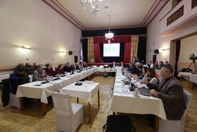 Třinácti hlasy z 21 odvolali zastupitelé ve Varnsdorfu starostu Stanislava Horáčka, který je v současnosti vazebně stíhán v souvislosti s pronájmem radarů.