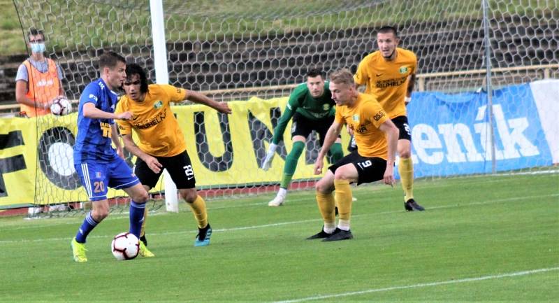 Další porážka. Varnsdorf (v modrém) nezvládl důležitý zápas v Sokolově a prohrál 0:1.