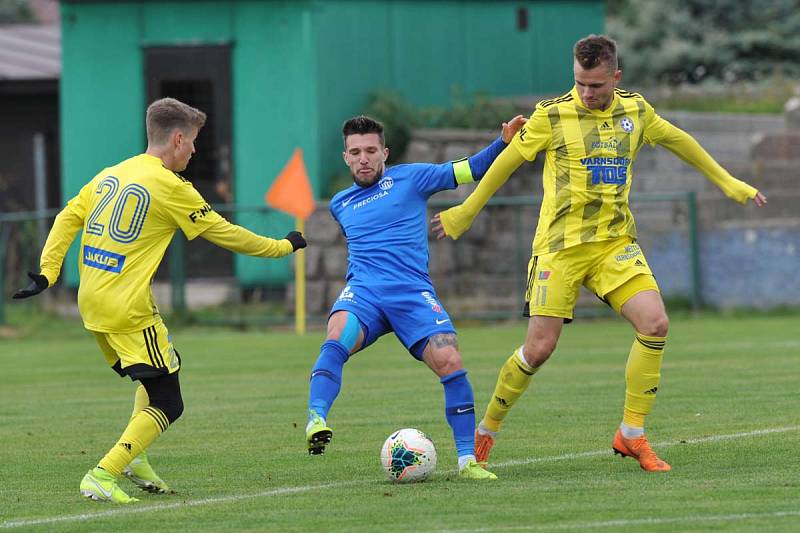 REMÍZA. Varnsdorf (ve žlutém) uhrál v přátelském utkání proti Liberci výsledek 0:0.