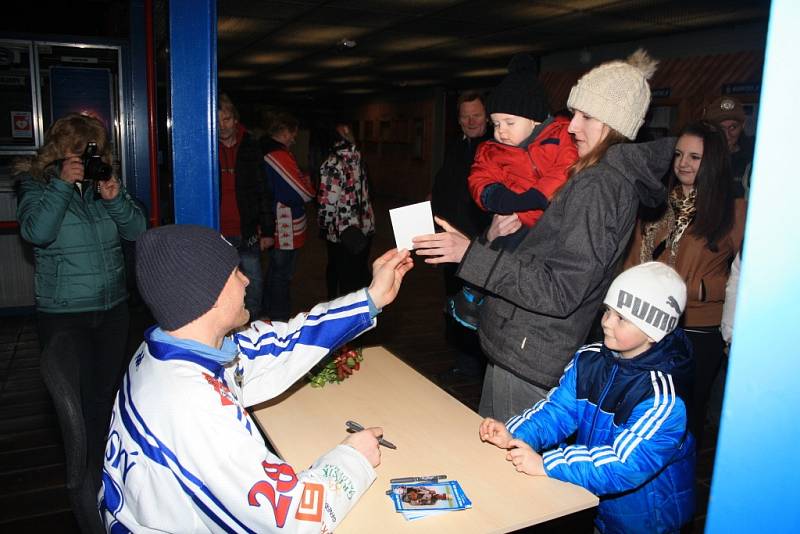 AUTOGRAMIÁDA. Fanoušci HC Děčín obklopili kapitána Jana Filipovského.