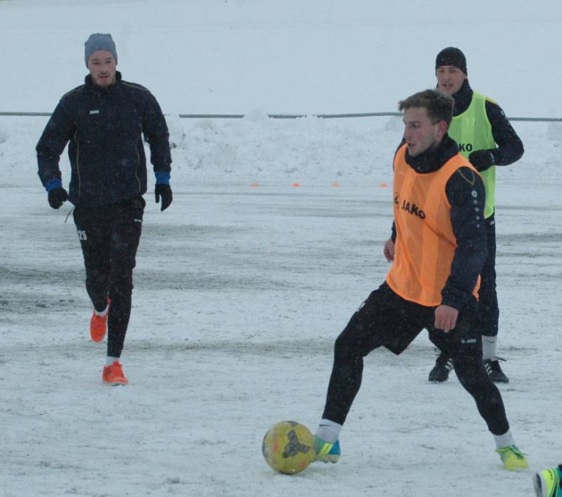 PRVNÍ TRÉNINK v rámci zimní přípravy mají za sebou fotbalisté FK Varnsdorf.