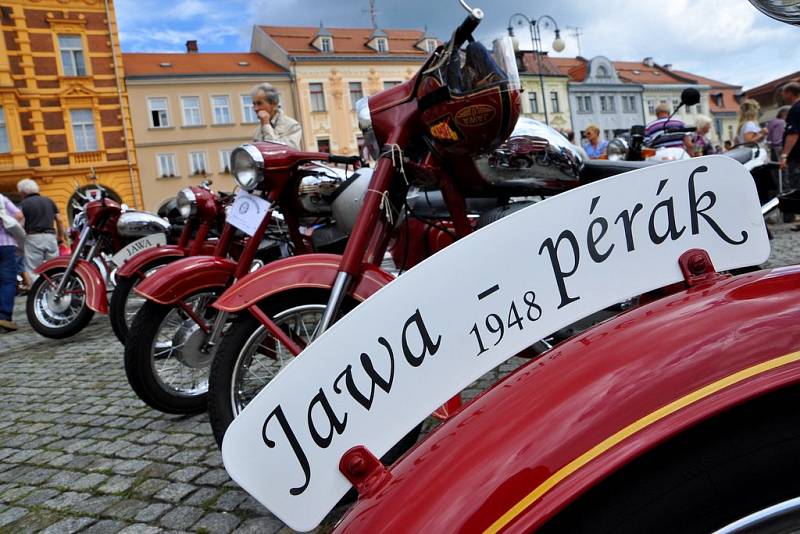 Sobotní dopoledne ve Šluknově na náměstí patřilo všem příznivcům historických vozidel.