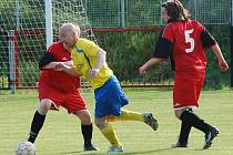 SOUBOJ. Fotbalisté Lokomotivy Děčín (ve žlutém) porazili hladce 5:0 soupeře z Dobkovic (v červeném).