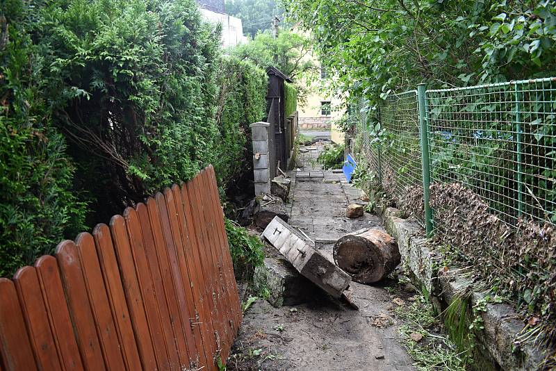 Sobotní velká voda poničila v Bělé několik desítek domů.