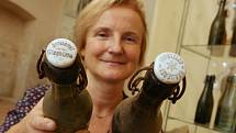 příprava výstavy ředitelka zámku Iveta Krupičková ukazuje pivní láhve uložné ve vitrínách
