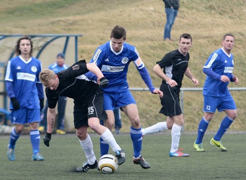 RUMBURK (v černém) prohrál s TJ Hrobce 3:5.