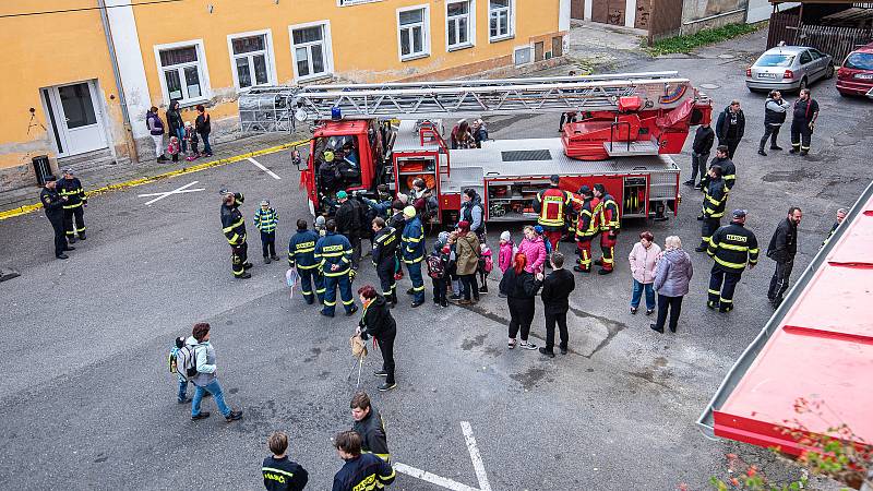 Hasiči v Benešově nad Ploučnicí si převzali nový automobilový žebřík.