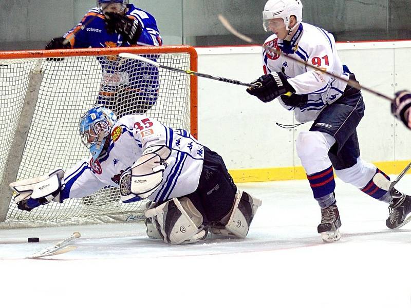 BEZ ŠANCE. Medvědi (v bílém) prohráli s HC Řisuty 2:6.