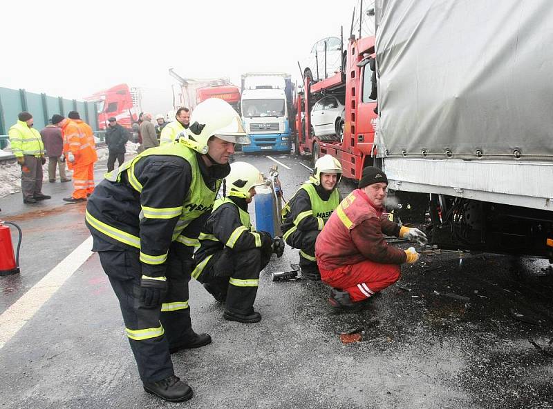 Hromadná dopravní nehoda na dálnici D8 - Petrovice