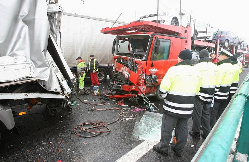 Hromadná dopravní nehoda na dálnici D8 - Petrovice