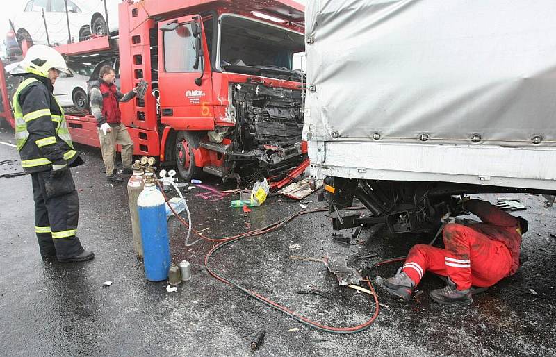 Hromadná dopravní nehoda na dálnici D8 - Petrovice