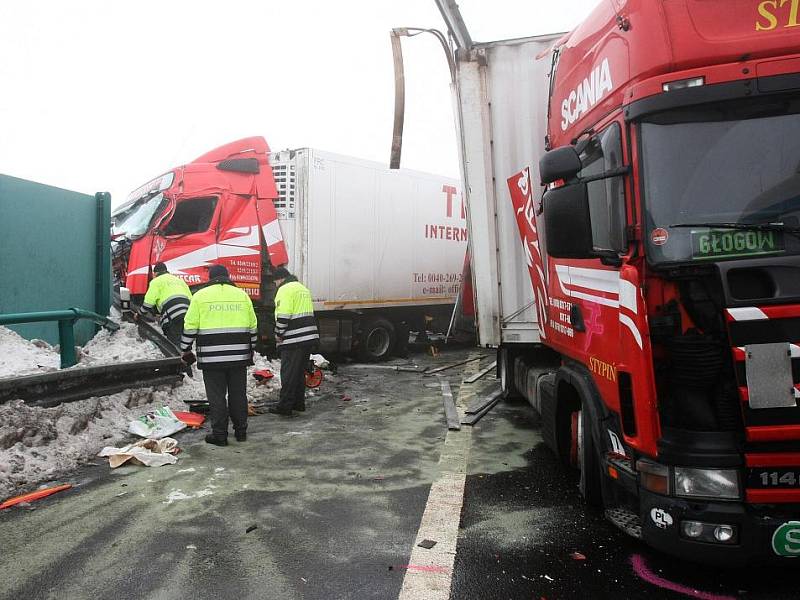 Hromadná dopravní nehoda na dálnici D8 - Petrovice