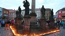Pálení svíček na rumburském náměstí přilákalo obyvatele města všech věkových skupin. 
