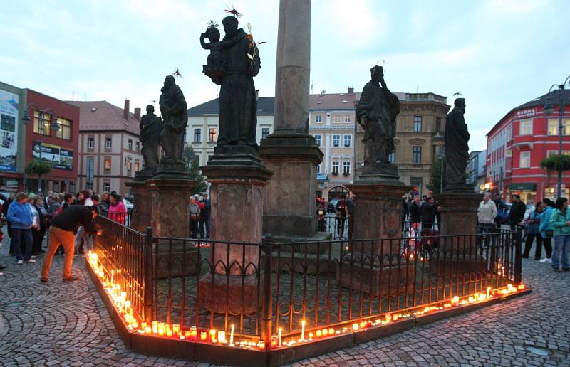 Pálení svíček na rumburském náměstí přilákalo obyvatele města všech věkových skupin. 