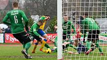 KONEČNĚ ZABRALI! Fotbalisté Varnsdorfu (ve žlutém) rozdrtili Sokolov 5:0.