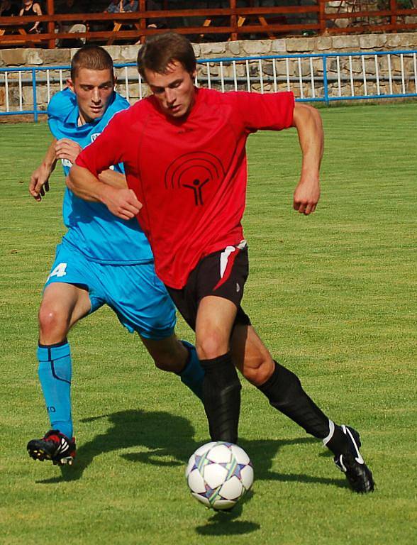 BŘEZINY (v červeném) porazily 5:4 rezervu České Lípy.