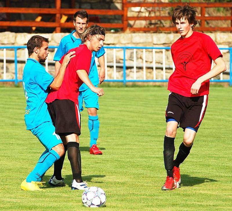 BŘEZINY (v červeném) porazily 5:4 rezervu České Lípy.