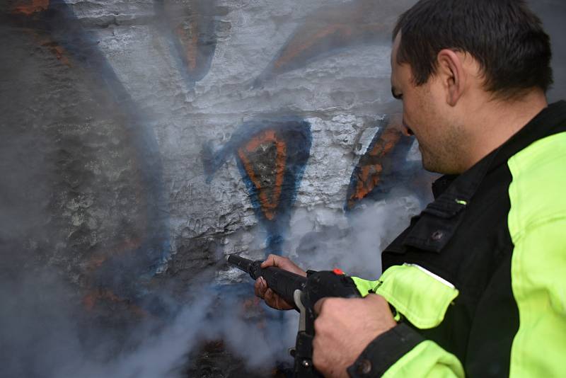 Ve Hřensku začali odstraňovat graffiti v Edmundově soutěsce.