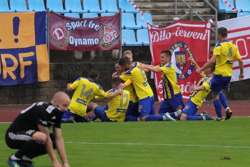 Varnsdorf (ve žlutém) porazil Třinec 1:0.