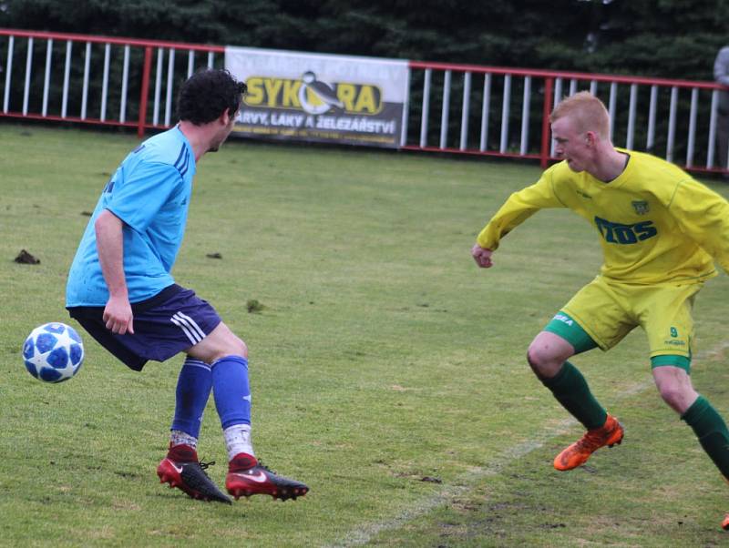 DOBRÝ START. Fotbalisté Modré (modré dresy) doma udolali Žatec 3:2.