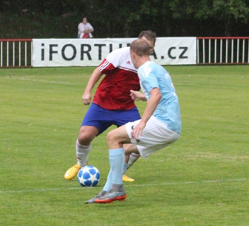 PORÁŽKA. Fotbalisté Modré (červené dresy) doma prohráli 1:3 se Srbicemi.