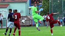 Fotbalisté Vilémova (modré dresy) vyhráli ve Šluknově 5:2.