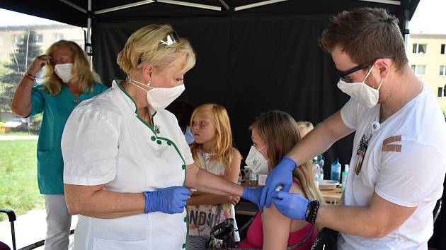Ústecký kraj začal s očkováním v sociálně vyloučených lokalitách, jako první přišlo na řadu sídliště Mojžíř v Ústí nad Labem.