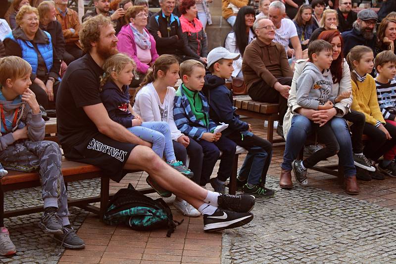 Festival pouličního divadla.