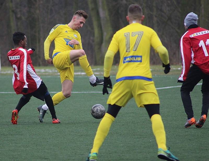 BEZ PŘEKVAPENÍ. Fotbalisté Varnsdorfu (ve žlutém) porazili Nymburk 3:0.