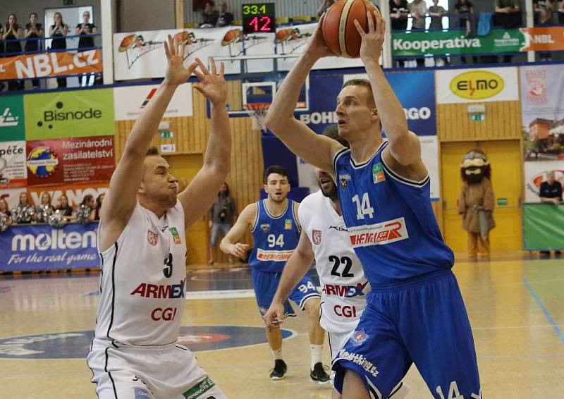 SEMIFINÁLE JE BLÍZKO! Děčínští basketbalisté (v bílém) porazili USK Praha a v sérii vedou 2:1.